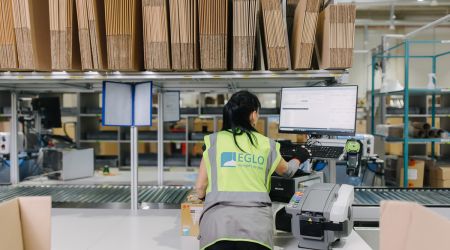 Ergonomischer Versandarbeitsplatz