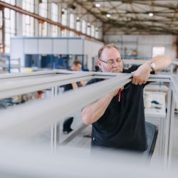 Mann bei der Montagearbeit