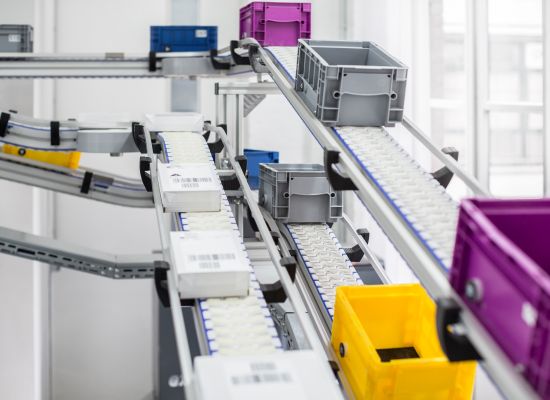 Schachteln und Pakete auf einem Fließband