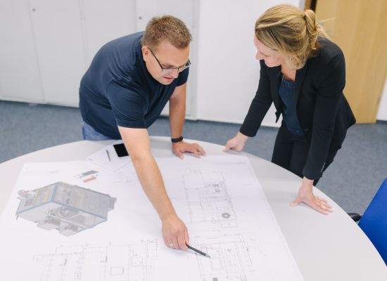 Zwei Kollegen bei der Besprechung eines Projektes