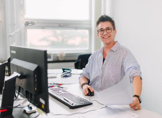 Eine Frau bei der Arbeit am Computer