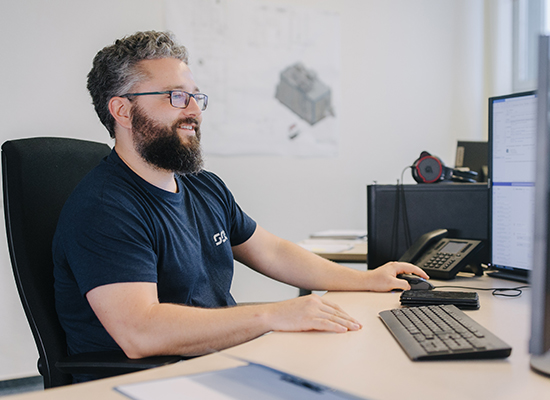 Ein Mann bei der Arbeit am Computer