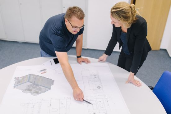 Zwei Symacon Mitarbeiter bei der Besprechung eines Projektes