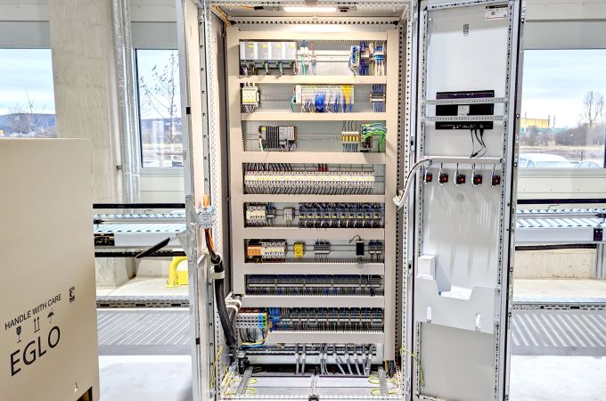 Ein geöffneter Schaltschrank