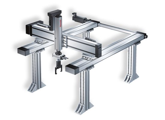 Schachteln und Pakete auf einem Fließband