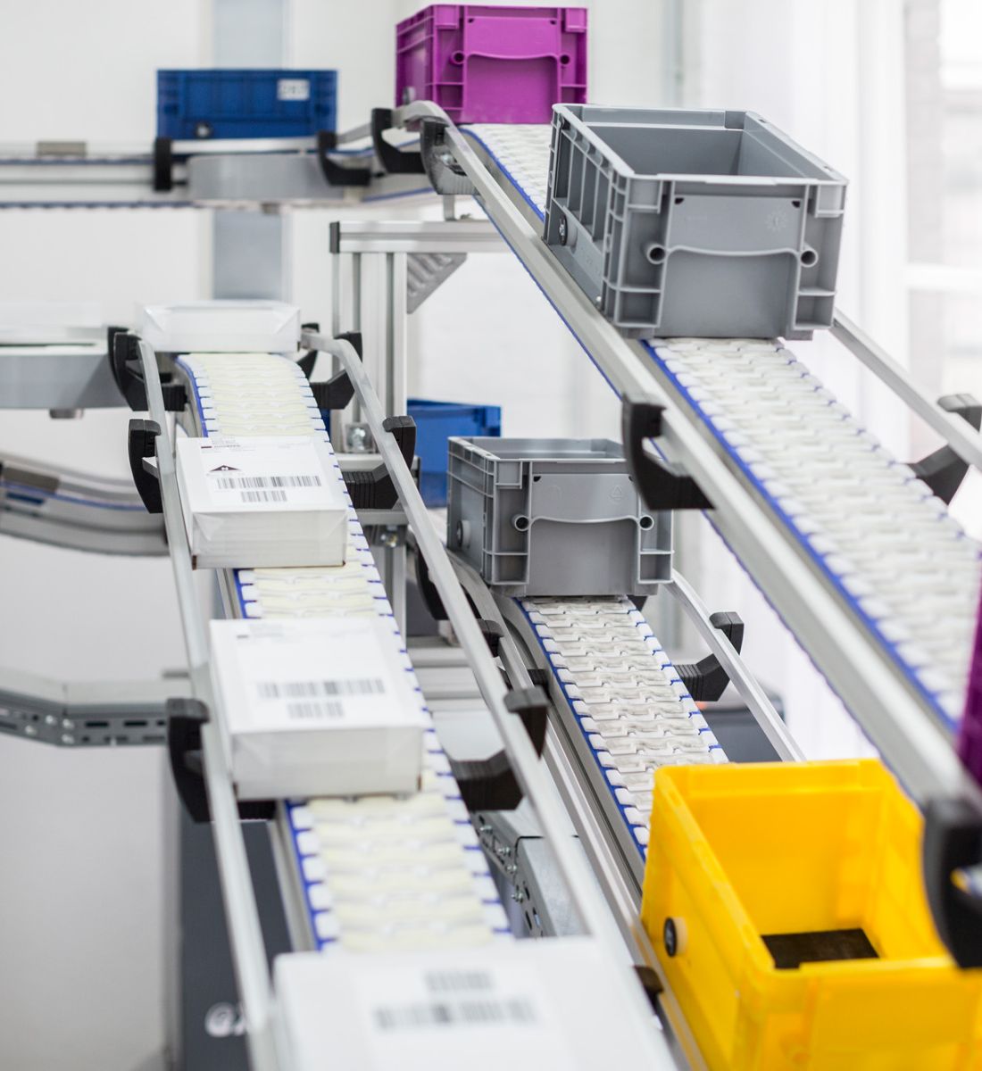 Mehrere Fließbänder mit Paketen