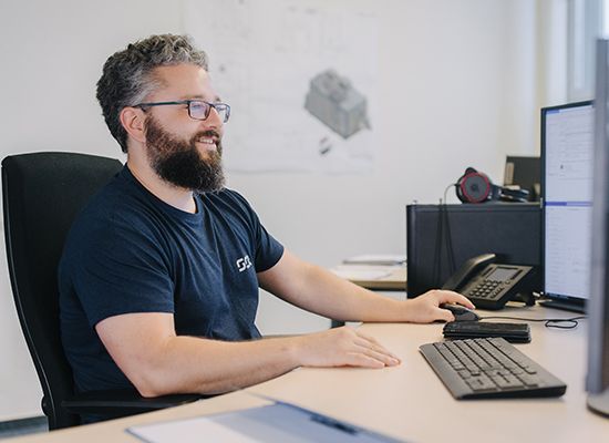 Ein Mann bei der Arbeit am Computer