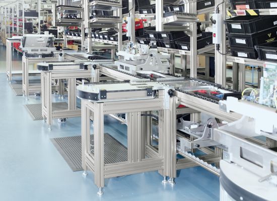 Arbeitsplätze in einer Produktionshalle mit Fließband